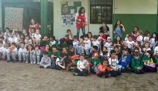 Pequeños marchando